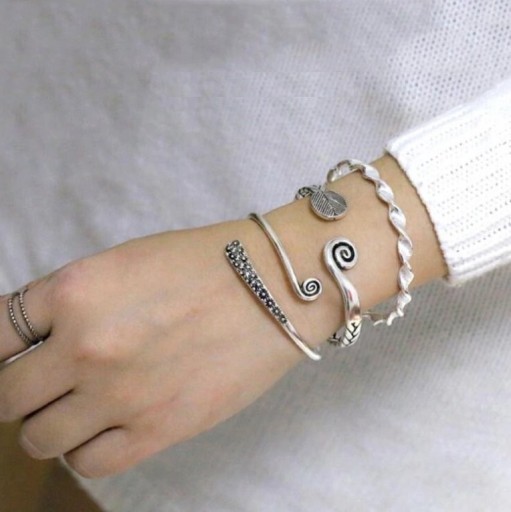 Pulseira aberta feminina com espiral