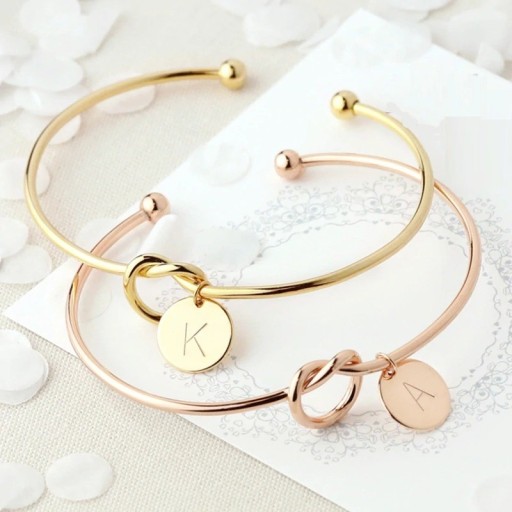 Pulseira aberta feminina com letra