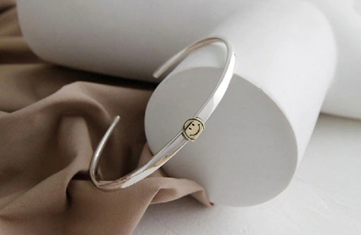 Pulseira aberta feminina com sorriso