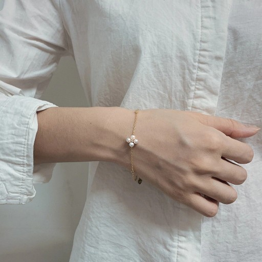 Pulseira fina feminina com pérolas