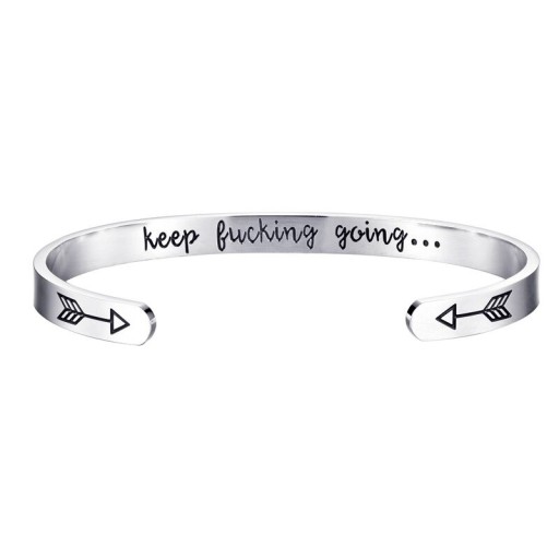 Pulsera abierta de mujer con inscripción