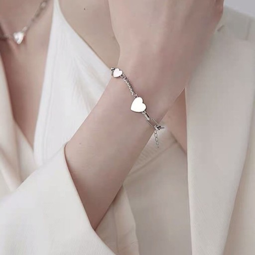 Pulsera de cadena de mujer con corazones