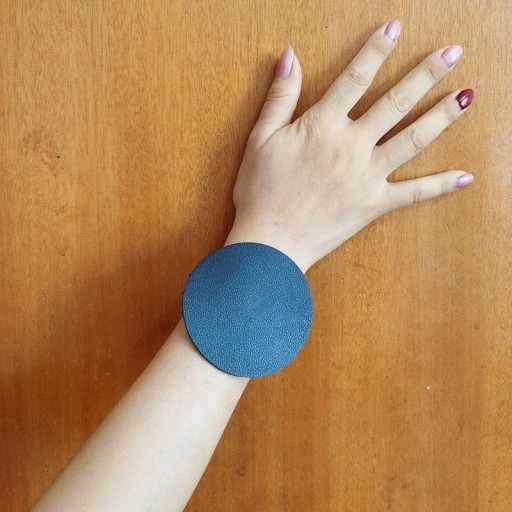 Pulsera de cuero para mujer con rueda