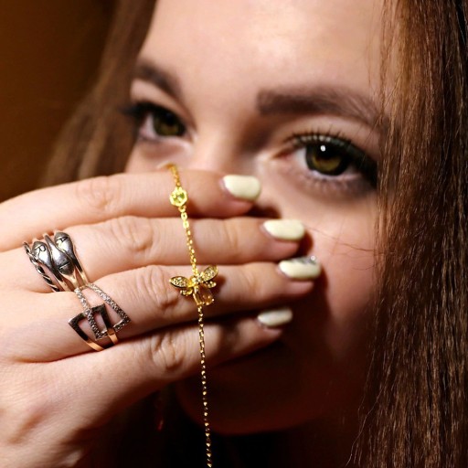 Pulsera de mujer con abeja