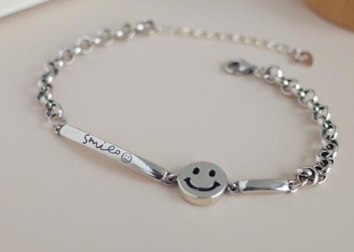 Pulsera de mujer con cara sonriente