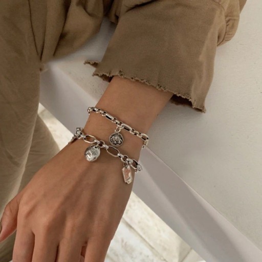 Pulsera de mujer con colgantes