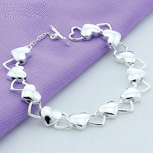 Pulsera de mujer con corazones en cierre americano