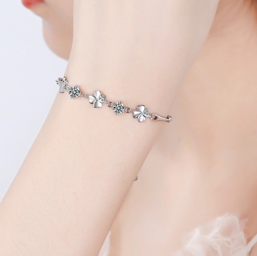 Pulsera de mujer con tréboles de cuatro hojas y piedras.