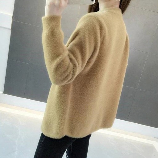 Puszysty sweter damski z guzikami G430