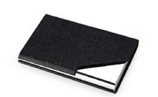 Puzdro na karty a vizitky z kovu a umelej kože so štruktúrovaným povrchom Lesklý kovový roh Rozmer 9,6 x 6,5 cm Do vrecka aj kabelky