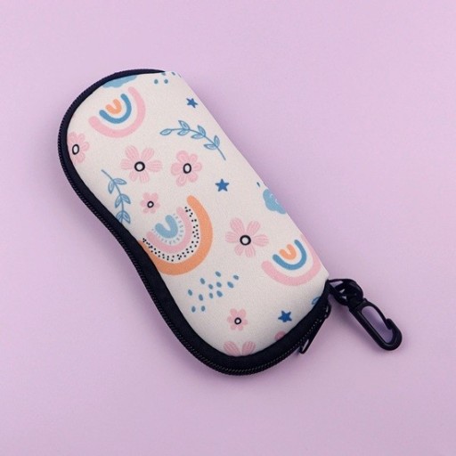 Puzdro na okuliare 17,9 x 8,5 cm s motívom dúhy a kvetín Pastelové farby Zipsové zatváranie Karabína na pútko alebo tašku