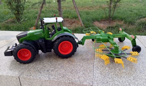 RC-traktor med høvender