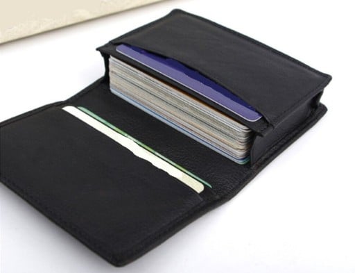 Reis etui voor documenten en kaarten Opvouwbaar ontwerp met een ruime vak en zak Echt leer in zwart Kleur Afmetingen 10,5 x 7,5 x 2 cm