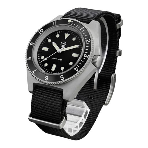 Relógios de quartzo de luxo para homem à prova de água 200 m Vidro de safira Índices luminosos BGW9 Caixa 40,9 mm Aço 316L escovado Correia