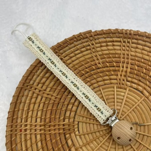 Řetízek na dudlík Drobné kvítky s dřevěným klipem Textilní stuha s krajkou Držák na dudlík pro miminka i kojence Na připnutí k oblečení
