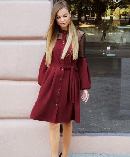 Robe à boutons avec col montant