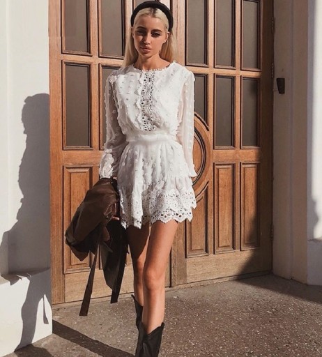 Robe en dentelle à manches longues A1