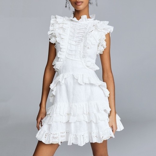 Robe en dentelle avec volants