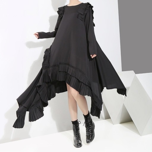 Robe noire extravagante