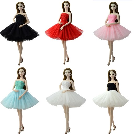 Robes élégantes pour poupée