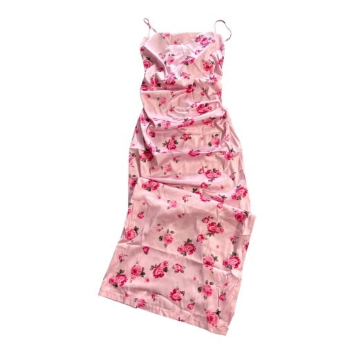 Robes longues ajustées pour femmes à fines bretelles avec imprimé de roses et décolleté froncé avec jupes évasées en rose