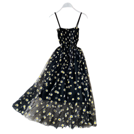 Rochie lunga cu model floral pe tul. Corset cu bretele cu volane și fustă dublă cu strat transparent. Rochie romantică de vară.