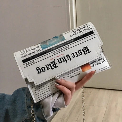 Sac à main pour femme en bandoulière avec impression de journal en cuir PU Blanc avec écriture noire Rabat avec bords découpés Chaîne métallique