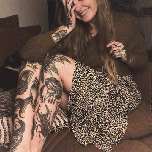 Saia feminina de cintura alta com fenda