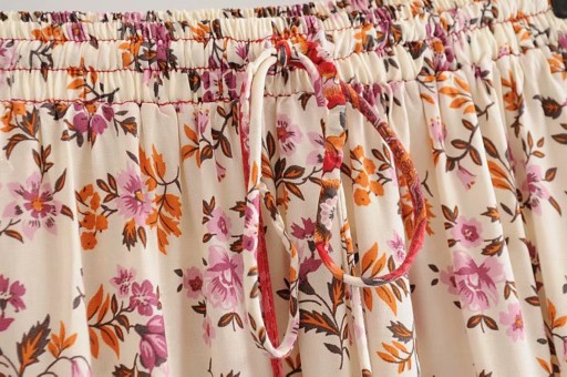 Saia longa feminina com padrão floral