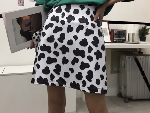 Saia mini feminina com manchas