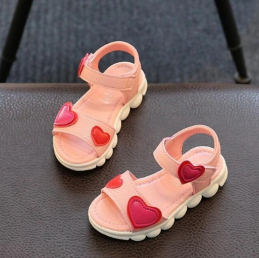 Sandales pour filles avec des cœurs