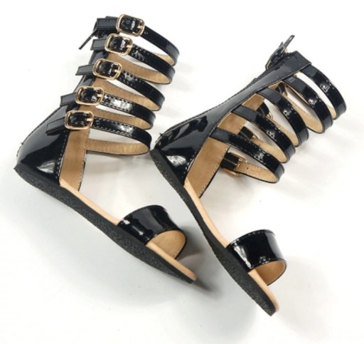 Sandales pour filles avec des sangles