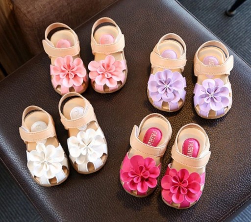 Sandalias de niña con flor