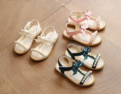 Sandalias de niña con perlas