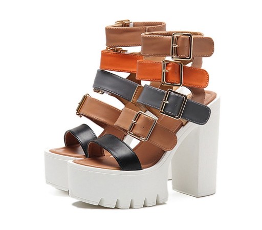 Sandálias femininas com fivelas