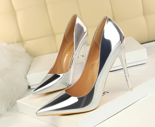 Sapatos de salto altos elegantes para senhora