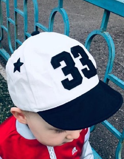 Șapcă de băiat cu un număr