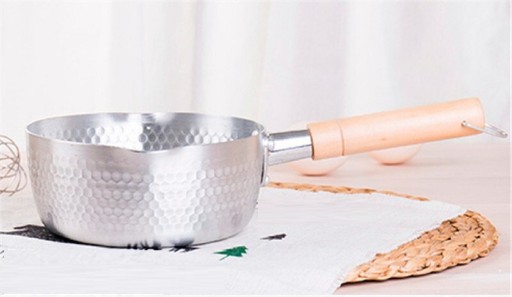 Sartén de aluminio con mango de madera