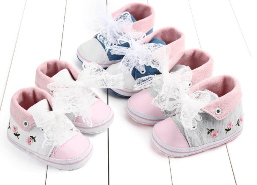 Scarpine da bambina con fiori A2489