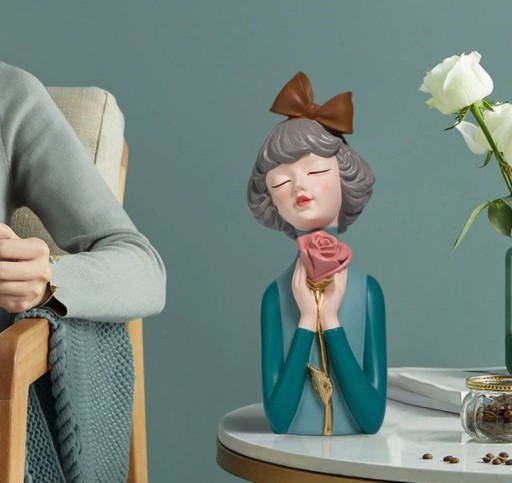 Scultura decorativa ragazza con rosa