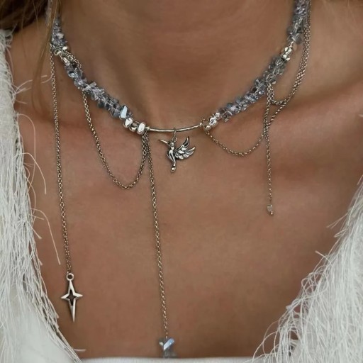 Šedý náhrdelník z drobných hranatých korálků s vrstvenými řetízky, přívěskem letícího ptáčka a hvězdou, výrazný asymetrický šperk