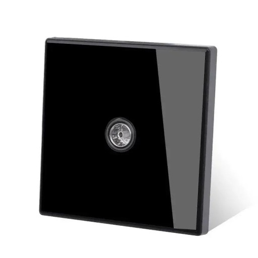 Seinälle asennettava TV-antennipistoke koaksiaalikaapelin liittimellä, karkaistusta lasista valmistettu paneeli 8,6 x 8,6 cm, muovinen runko, musta