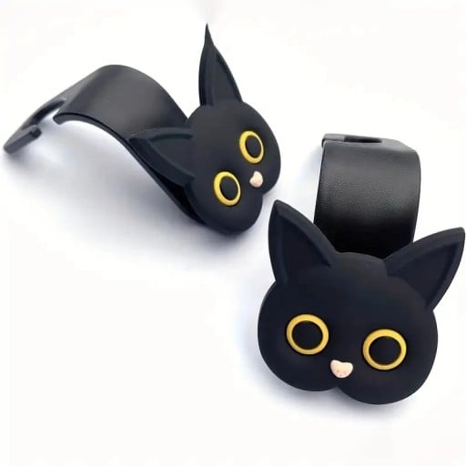 Set aus zwei Autohaltern in Form eines Katzenkopfes für die Kopfstütze, als würde eine Katze eine Tasche, Brille oder Kleidung im Mund halten