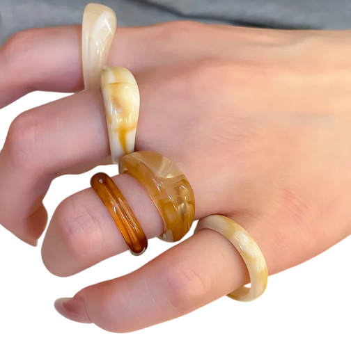 Set di 5 anelli in resina a forme irregolari in diverse tonalità marrone-bianco Anelli da viaggio in acrilico per donne Accessorio estetico