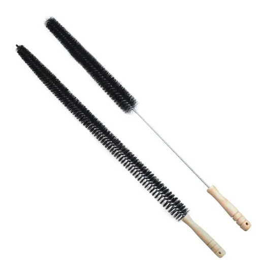 Set med 2 flexibla borstar, S 70 cm och L 75 cm, för rengöring av element, torktumlare, ventilationsgaller och luddborttagning. Nylonborst. Trähandtag.