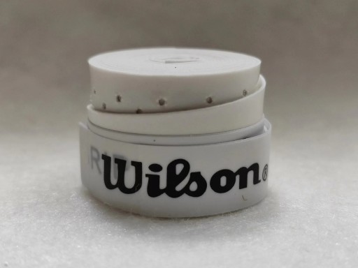 Set mit 12 farbigen Wilson Tennis- oder Badmintonschläger-Hüllen. Rutschfeste PU-Hülle. Schweißabsorbierendes Klebeband.
