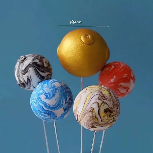 Set mit 5 bunten Planeten-Kuchendekorationen. Aufklebbare Weltraumbälle. Kuchendekoration aus Latex für Mottopartys