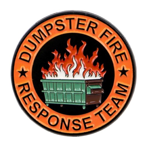 Smaltált kitűző égő konténer 3 × 3 cm fém bross narancs-fekete rajzolt motívum Dumpster Fire kiegészítő hátizsákra hajtókára