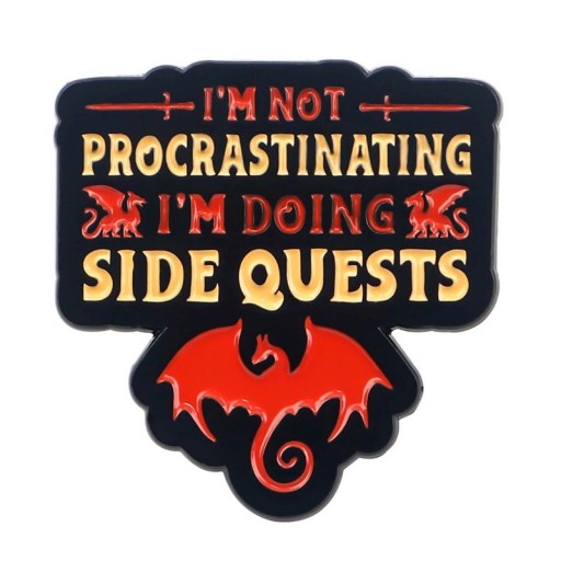 Smaltált kitűző I’m not procrastinating kb. 3,4 x 3,5 cm fekete-piros kitűző kiegészítő ruházathoz hátizsák ajándék