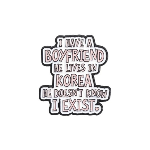 Smaltált kitűző K-pop felirattal I HAVE A BOYFRIEND IN KOREA 2,7 × 3 cm fém brooch fehér rózsaszín kitűző hátizsákra kabátra ruházatra